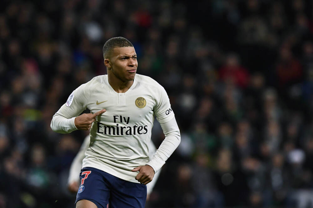 腾讯控股港股涨近2% 总市值重回6万亿港元